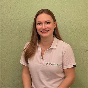 Junge Frau mit langen blonden Haaren lacht freundlich im weißen Praxisvital Shirt